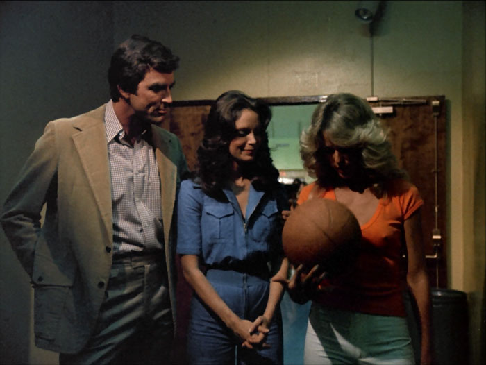 Alan (Tom Selleck) and Kelly (Jaclyn Smith) meet with Jill (Farrah Fawcett) who is holding a basketball.